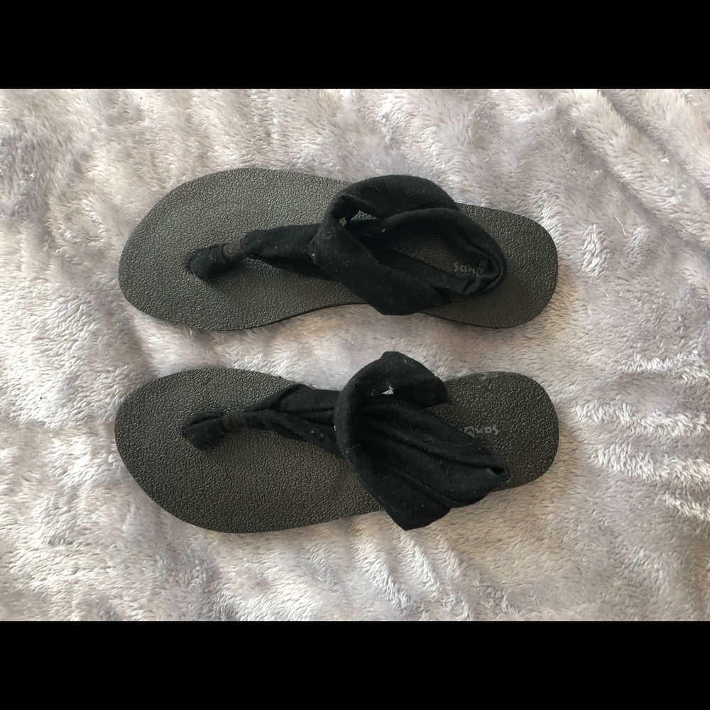 Black Sanuk’s size 7.5